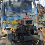 Die kleinen 2-Takt-Lastwagen sind sehr lärmig und russen uns regelmässig ein.