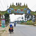 Grössere Orte haben oft ein imposantes Eingangstor. Auch hier ist die Königsfamilie präsent.