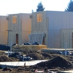 Pressbahnplatten werden zusammengeschraubt . . .