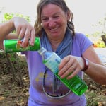 Zum Trinken oder gegen Mücken? Bea mag das grüne Wasser (zum Trinken).