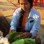 Sie verpackt die Betelnüsse zu mundgerechten Portionen.