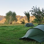 Wir zelten mit Virginie und Camille bei einem Bauern.