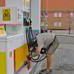 Nein, nicht für das Velomotörli. Benzin für den Kocher tanken.