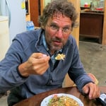 Frühstück morgens um fünf: Reis und Huhn.