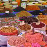 Nüsse und Gewürze auf dem Wochenmarkt - Genuss für Augen und Nase.