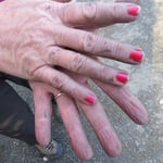 Passt doch gut: Velofett und rote Fingernägel