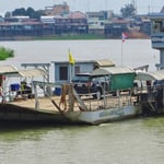 Mit der Fähre über den Fluss.