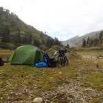 Wir dürfen bei einem Bauern nahe am Fluss zelten.