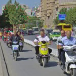 In Kaschgar sind Elektroroller sehr beliebt. Aber aufgepasst, weil man sie nicht hört, nicht ganz ungefährlich.