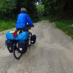 Mit unseren abgefahrenen Reifen wird die Strasse bei Regen sehr rutschig.