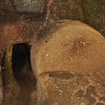 Rollstein, der bei Gefahr den engen Gang sicher verschloss.