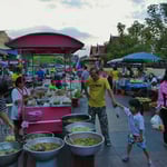 Auf dem Nachtmarkt von Uthai Thani.