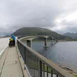 Enormer Seitenwind auf der Brücke. Wir überqueren sie zu Fuss.