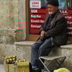 Ein Schuhputzer wartet auf Kunden.