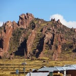 Interessante Felsschichtungen am See.