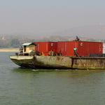 Die lange Stange ersetzt das Echolot. Die Flüsse führen gegen Ende der Trockenzeit wenig Wasser, da sind Sandbänke tückisch.