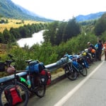 Ein Argentinier hat Probleme mit seinen Bremsen. Da kommen die vier Japaner aus dem Shimanoland gerade recht.