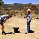 Das Essen wird auf einem einfachen traditionellen Holzkohlenherd zubereitet.