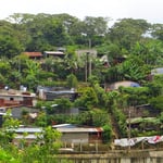 Vor allem auf dem Land leben viele Menschen in sehr einfachen Wellblechhütten. 