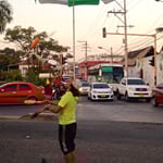 Kurze Jongliervortellung auf einer Strassenkreuzung.