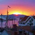 Der Himmel brennt über Bergen.