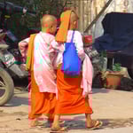 Zwei Novizinnen auf Betteltour, resp. helfen den Gebenden, ihr Karma zu verbessern.