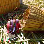 Auch auf den Schilfinseln spielen die Kinder mit Puppen.