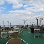 Die Fähre hat Sonnendeck, Disko, Ballsaal, Einkaufsladen, Restaurants, Sauna, Wirlpool . . .