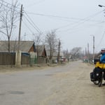 Staubige Strassen in den Dörfern. Nur die Hauptstrasse sind geteert.