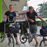 Mila und Dmitry aus den USA mit kleinen Rädern auf grosser Tour.