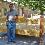 Bett und Esstisch zugleich. Wenig später sehen wir einen PW, der das ganze Möbel auf´s Dach gebunden hat.