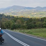Wir geniessen die hügelige Landschaft und die herrlichen Ausblicke.