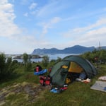 Camp hoch über einem Fjord.