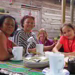 Yvonne mit ihrer Mutter und Tochter.