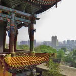 Über der Stadt besichtigen wir einen taoistischen Tempel.