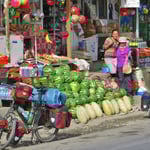 Die junge Verkäuferin spricht Bea in Deutsch an. Ansonsten ist die Verständigung für uns ein grosses Problem.