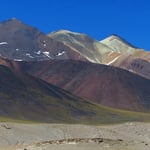 Wie gemalt, die Farben an den Vulkanhängen.