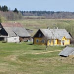 Die Häuser werden farbiger.