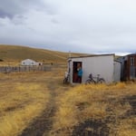 Wir dürfen im kleinen Schuppen windgeschützt übernachten.