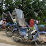 Die Vietnamesen sind sehr kreativ, wenn es um Transporte auf dem Töff oder dem Velo geht.