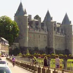 Das prächtige Schloss von Josselin am Canal de Nantes à Brest.