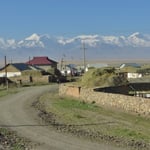 In der Ferne ist der Pik Lenin, 7134 m, zu erkennen.