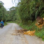 Regen löst überall Hangrutsche aus.