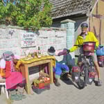 Ein sympathisches Paar begrüsst uns an der Strasse (zum Erntedank).