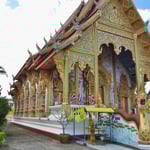 Und immer wieder reich geschmückte Tempel . . .