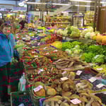 In der Markthalle gibt es verschiedenste Pilze zu kaufen.