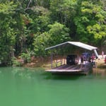 Die kleine Fähre wird von Hand betrieben.