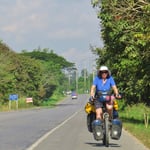 Breiter Seitenstreifen entlang der Expressstrasse.