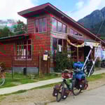 Oft gibt es in den kleinen Orten nur einen Laden. 