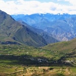 Unvermittelt öffnet sich das Tal. Auf der weiten Hochebene ein Dorf und rundum Felder.